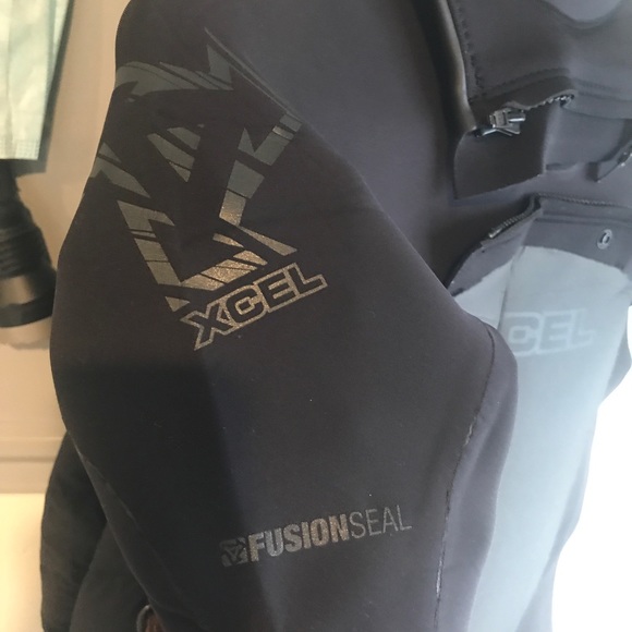 🛑SOLD! Men’s 2mm Chest Zip Wetsuit 🛑 - Picture 5 of 6